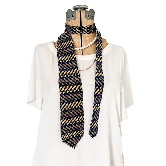 Vicky Davis "Light Up" cigar pattern designer vintage 100% silk tie 4" w - Picture 6 of 6